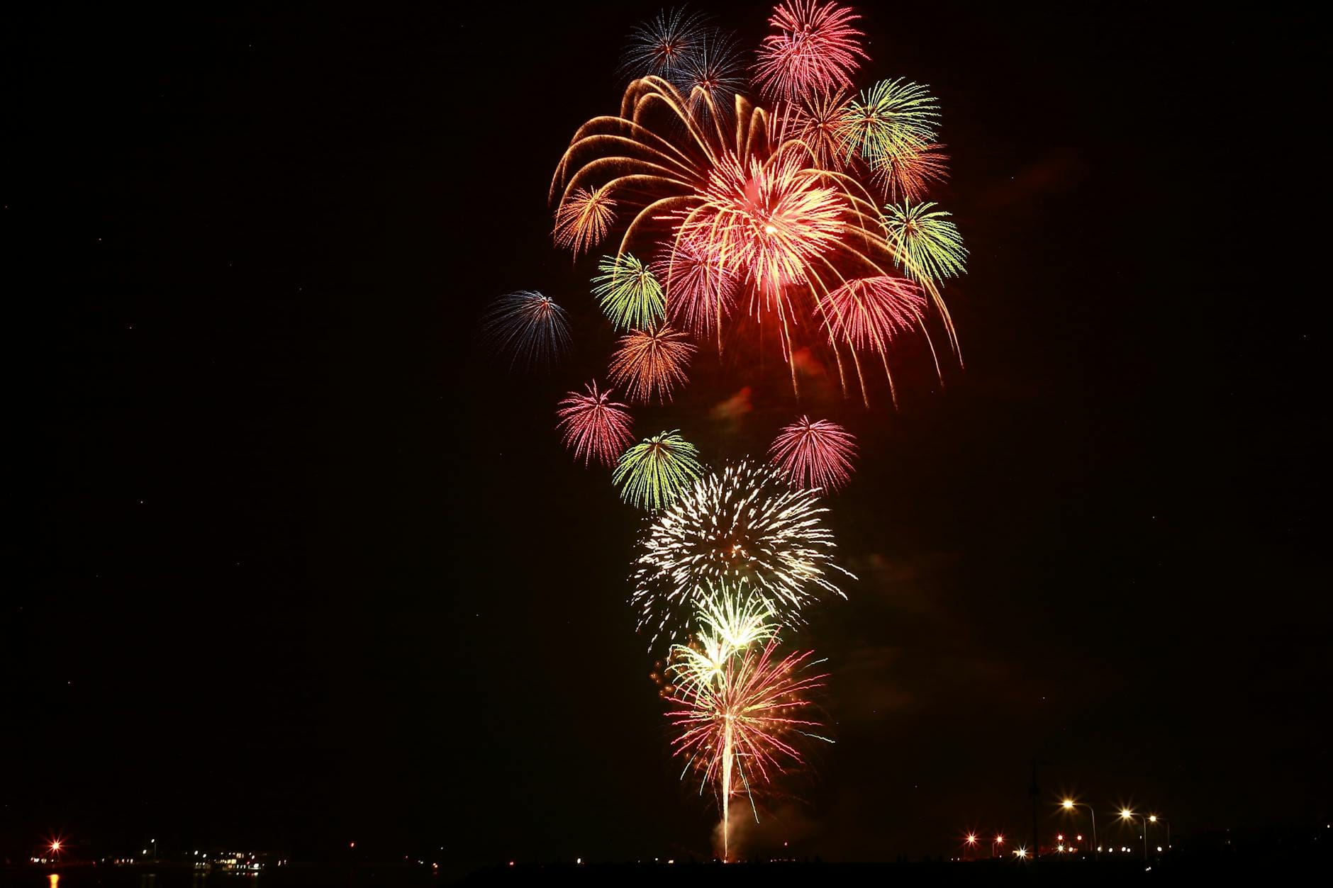 Kolorowe fajerwerki rozświetlające nocne niebo podczas świętowania