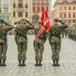 Żołnierze Wojska Polskiego salutują podczas parady na rynku we Wrocławiu