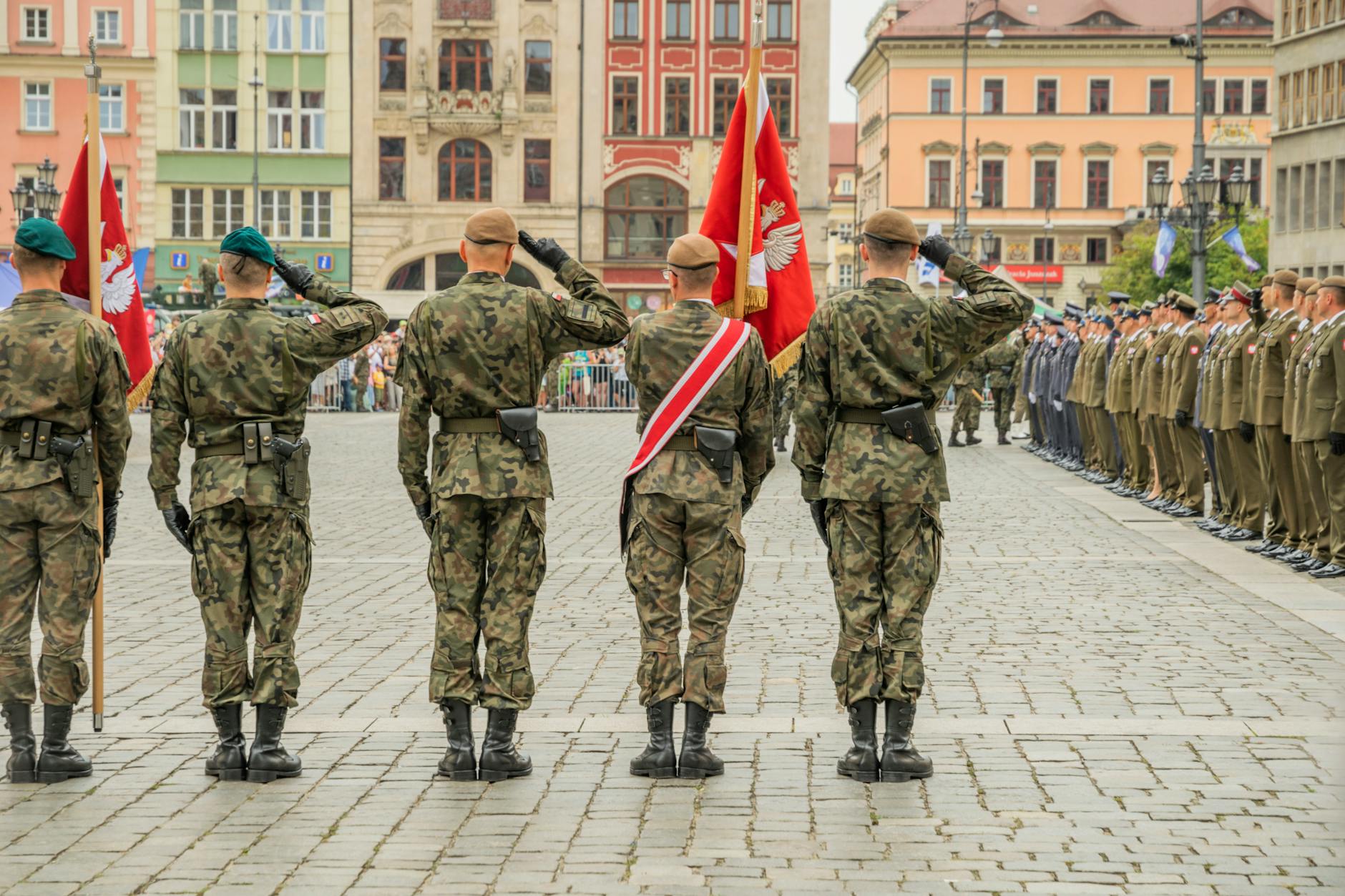 Żołnierze Wojska Polskiego salutują podczas parady na rynku we Wrocławiu