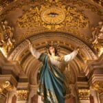 Bogato zdobiona figura Matki Bożej w katedrze na Gozo