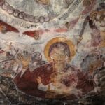 Religijne freski z postaciami świętych na ścianie świątyni