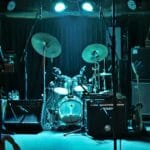 Scena koncertowa z perkusją i wzmacniaczami przed występem rockowym