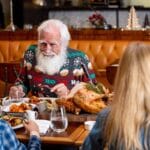 Rodzina kilku pokoleń przy świątecznym stole w restauracji