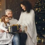 Rodzina przy choince otwiera prezenty i świętuje Boże Narodzenie