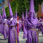 Procesja Semana Santa w Maladze, uczestnicy w fioletowych habitach