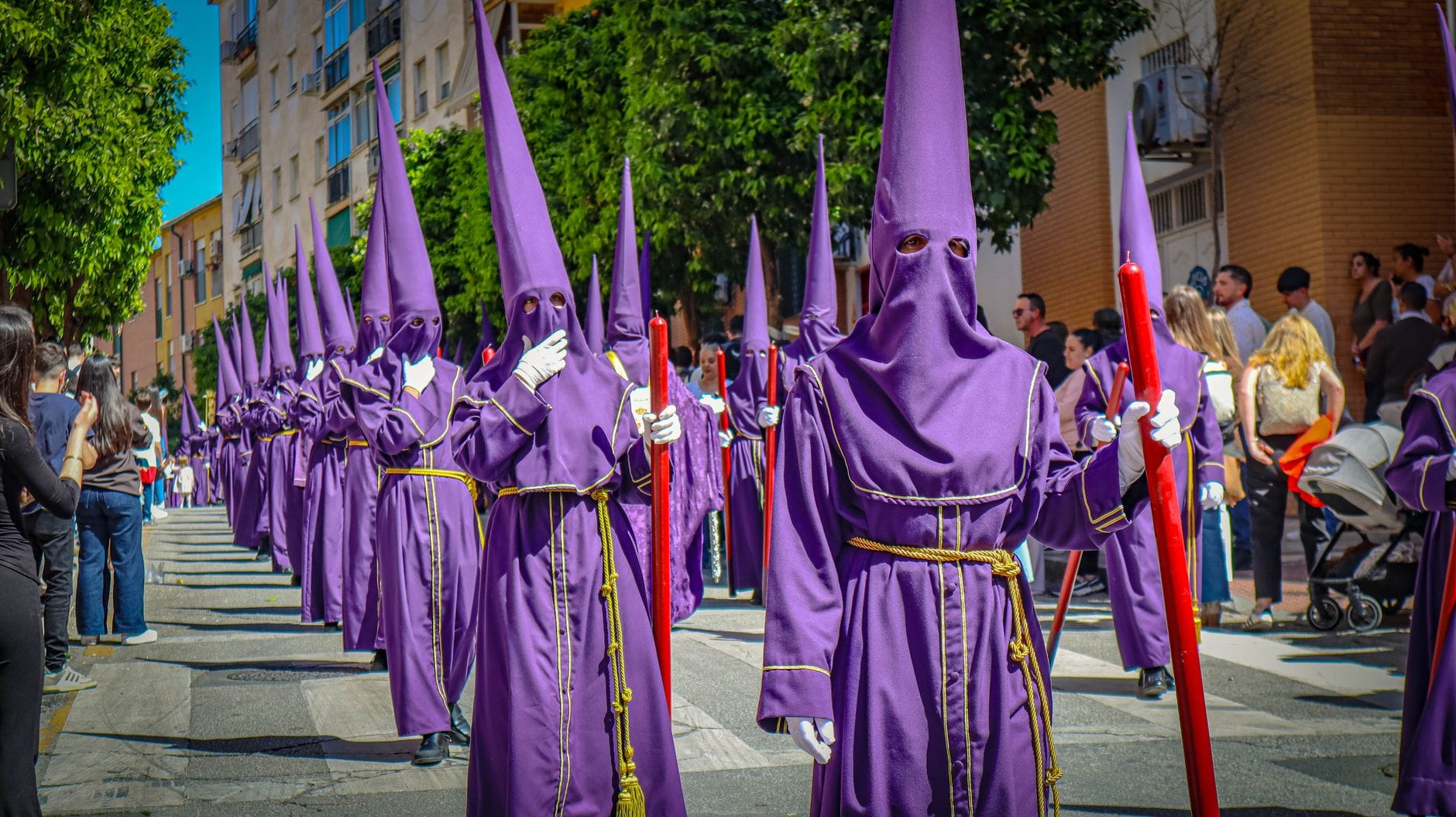 Procesja Semana Santa w Maladze, uczestnicy w fioletowych habitach