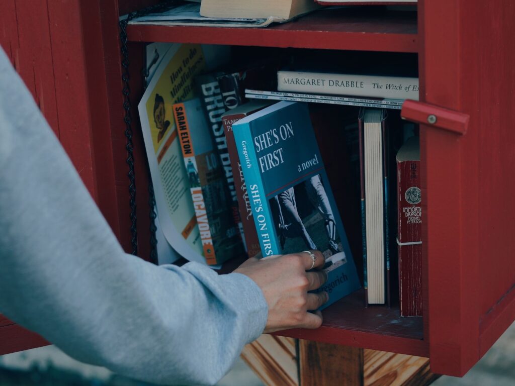 Wymiana książkowa na Dzień Książki: jak przygotować bookcrossing w bibliotece lub kawiarni
