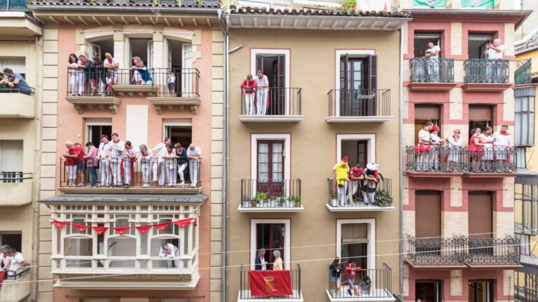 La Tomatina w Buñol: bilety, dojazd z Walencji i lista rzeczy, które trzeba zabrać na bitwę