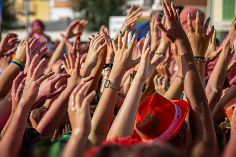 La Tomatina w Buñol: bilety, dojazd z Walencji i lista rzeczy, które trzeba zabrać na bitwę